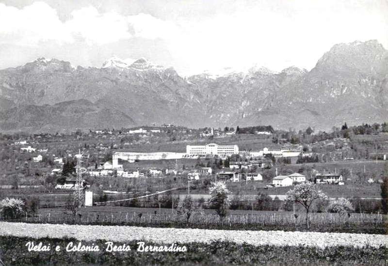 43a- Vellai anno 1959, colonia Beato Bernardino Tomitano, il palazzo é stato completato con la nuova ala sulla sinistra e lo spiazzo per il campo sportivo..jpg