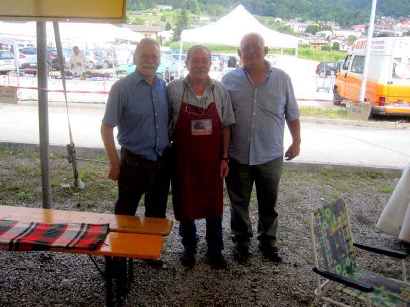 57) Cesiomaggiore 2015-festa della patata- da sn Cassol Luciano, Canal Walter e Zanella Walter , a Vellai negli anni '60-'63..JPG