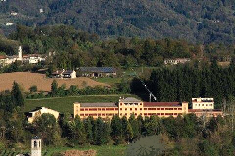 61) vellai-6 ex collegio di Vellai, dietro si intravvede il paese di Cart. Anno 2016..jpg