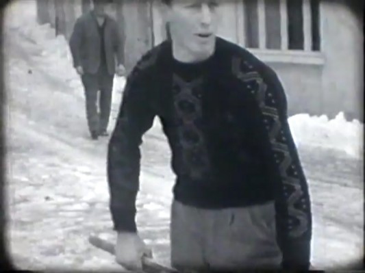 05-Aldo Bonan sta spalando la neve.jpg