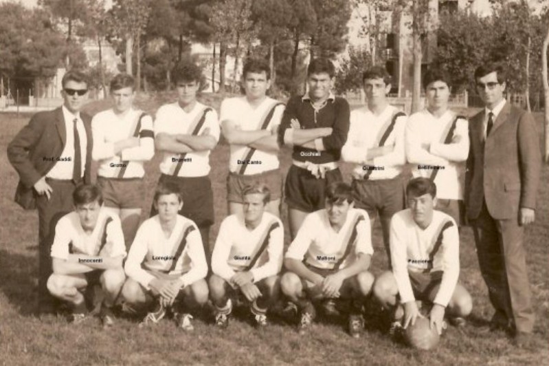 20-Squadra di calcio anni 1963-66.jpg