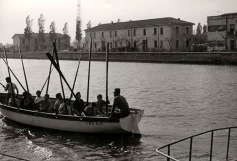 58-Porto canale Estensi-Garibaldi, al timone il prof. Angelo Chianura.jpg