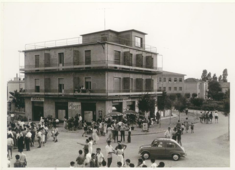 441-Porto Garibaldi p.zza 3 Agosto e il bar sport anni '60.jpg