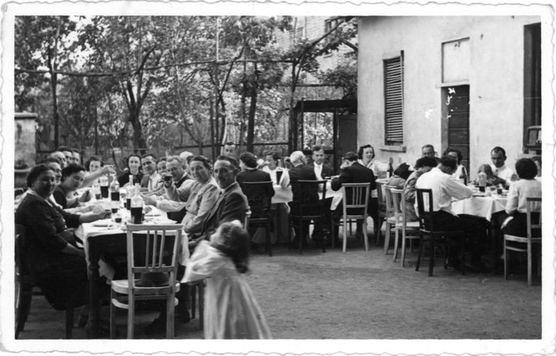 37-Pranzo matrimoniale sotto la pergola. San Gregorio nelle Alpi, anni cinquanta..jpg