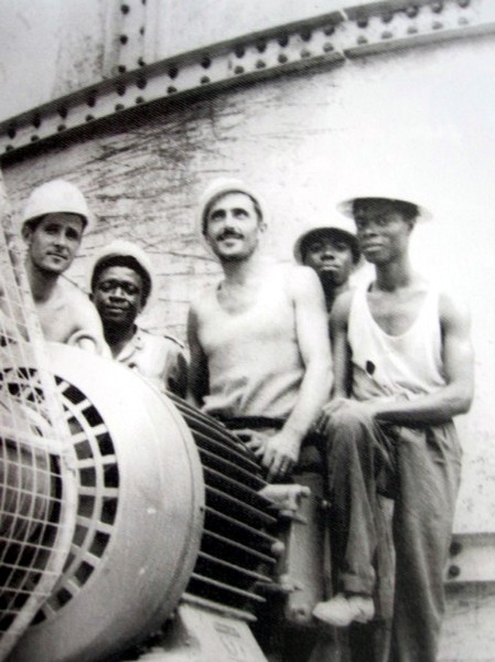 93-Il capo operaio Valerio Gazzi di San Gregorio nelle Alpi durante i lavori di costruzione della diga di Akosombo, 1962-65.jpg