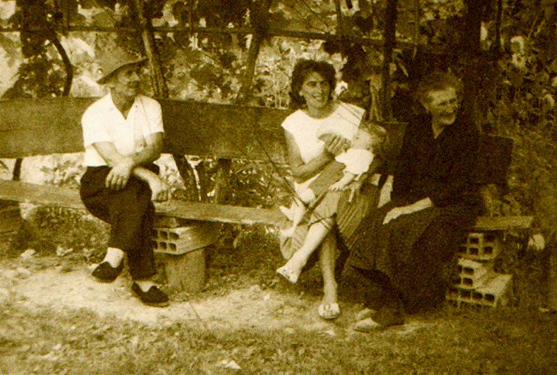 123-Budel Giovanni, la figlia Elena con il piccolo Gianpaolo e Teresa Cassol (LA PUPA), anno 1963..jpg