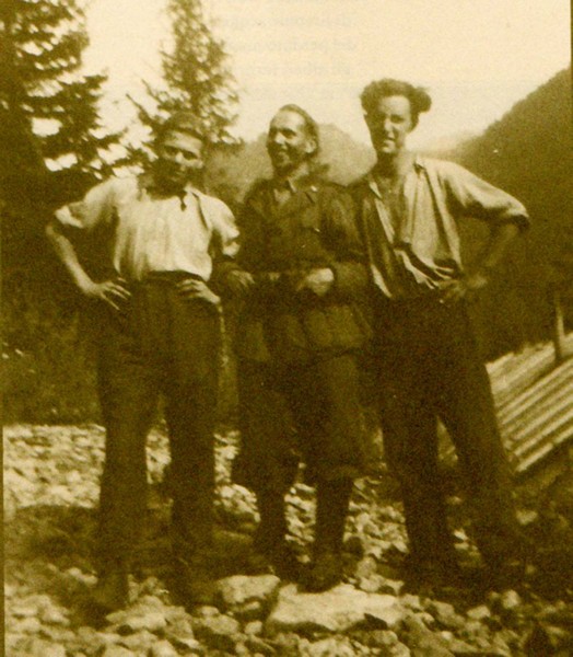 124-Gazzi Costante e Tognetta Giovanni in un cantiere di Bellamonte ricevono la visita di Giulio Gazzi allora militare (fine anni '40). -.jpg