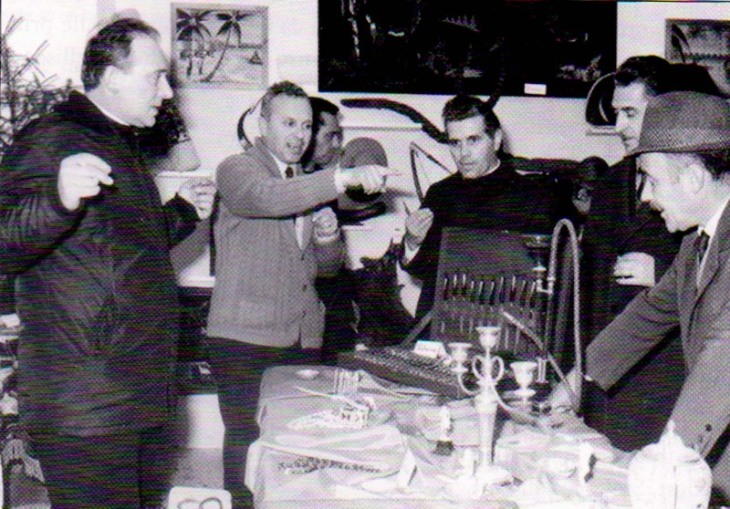 134-Mostra dell'emigrante Dicembre 1967, municipio di S. Gregorio. Da sn Don Dino Ferrando, Giulio Gazzi, Don Domenico Cassol, Aldo Vieceli.jpg