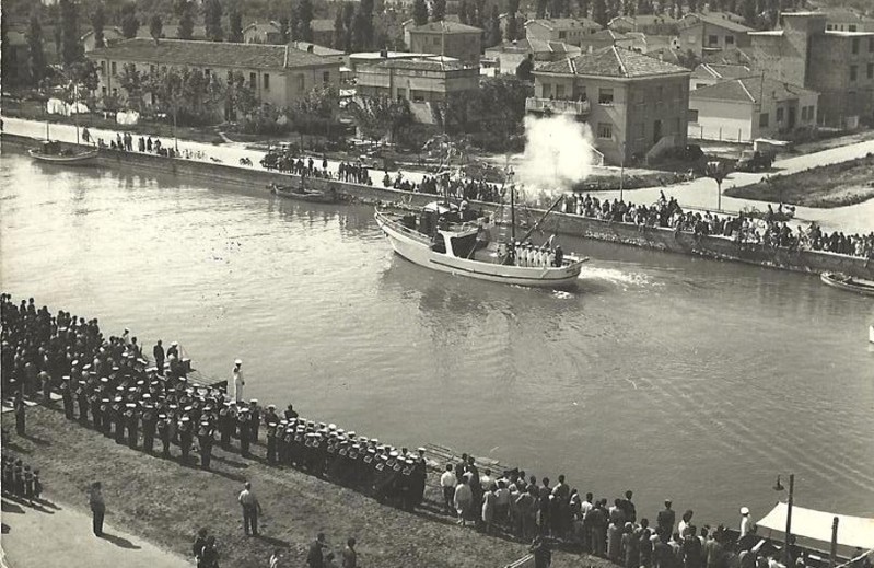 01-Inaugurazione peschereccio scuola M. Grazia Zaccagnini 30 mag 1959 con il passaggio nel canale Pallotta davanti alla scuola marinara..jpg