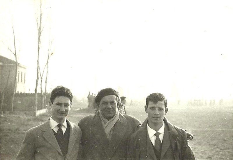 08a-Porto Garibaldi fine anni '50 - da sx Gianni Gislon, Com.te Gregorio Barone peschereccio M. Grazia Zaccagnini e Antonio Romano.jpg