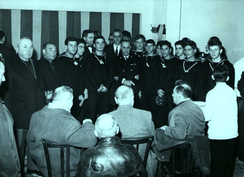 17a-Il prof. Angelo Chianura e parecchie conoscenze del corso 63-66.jpg