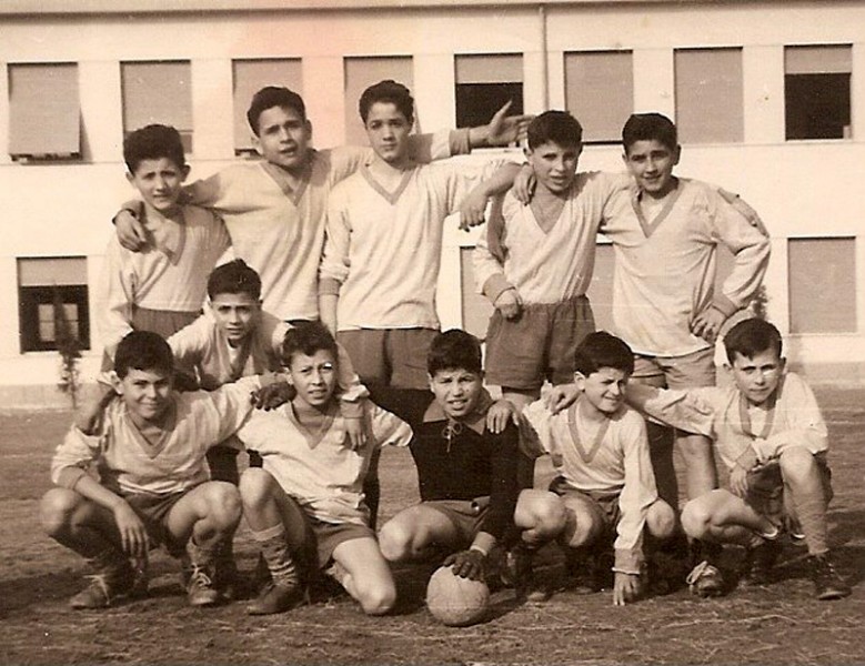 19-Squadra di calcio 1960- sx in piedi = Guernelli - Dal Canto - Conti Emilio - Fornasari - Muzzioli Carlo - in ginocchio = Occhiali - Avallone - Linari - Migliaccio - Forini - Bevilacqua..jpg