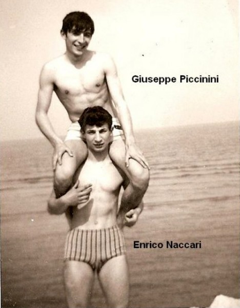 33l-Giuseppe Piccinini e Enrico Naccari sulla spiaggia di Lido degli Estensi anni '60..jpg