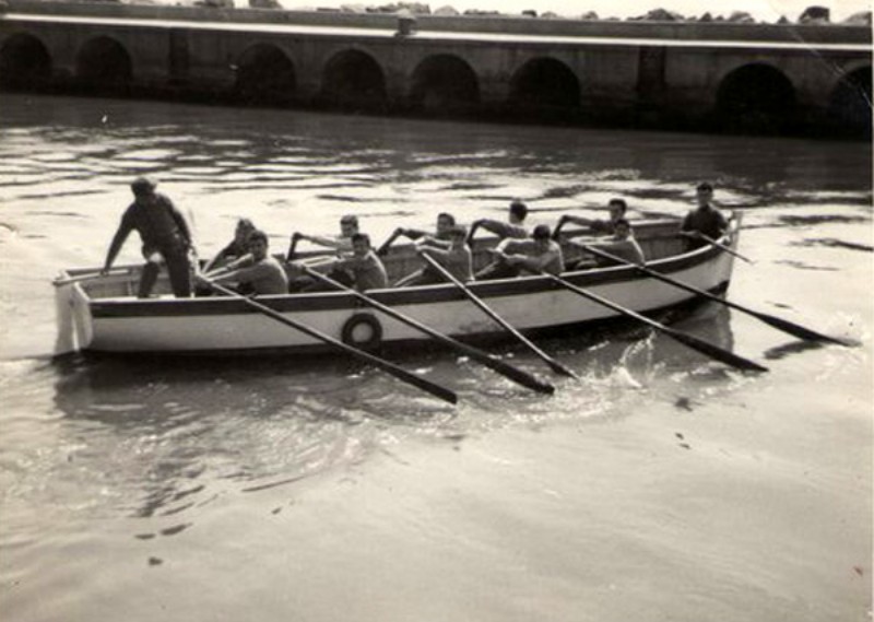 40a-Il prof. Angelo Chianura con i suoi allievi sul Porto canale Estensi-Garibaldi. Esercitazioni marinaresche..jpg