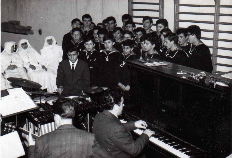 56-Porto Garibaldi anni '60 - Esibizione canore col maestro Cinti al piano con Linari, Bevilacqua, Dalloco, Musacchio, Marraffa e altri ancora ...jpg