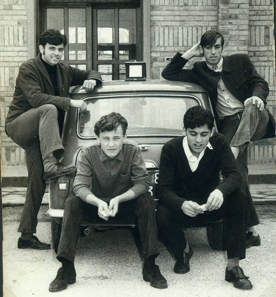 67b-Beata gioventù... I Menestrelli con papi  Franco Vaccarino, Paolo Ghezzo, Vito Mucci,  Gallo Antonello, e Mario Daino. 1968-69..jpg