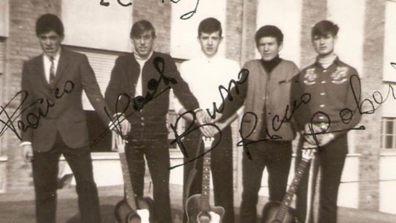 67c-Francesco Chianura al centro. Gruppo storico di 57 anni fa, Franco Vaccarino, chitarra e Paolo Ghezzo. Foto scattata nel prato dell'Istituto Enaoli di Lido degli Estensi.jpg