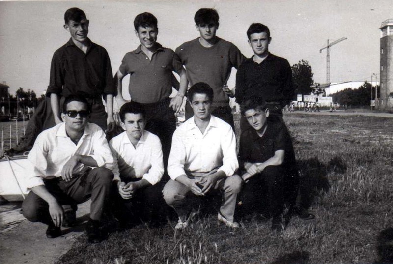 92-Lido degli Estensi  anni '60 -  in piedi da sx = Iules Folegatti - Oliviero Primaverini - Edo Guerzoni - Manetti. In ginocchio = Dal Canto - Germani -Conti Emilio - Innocenti Terzo..jpg