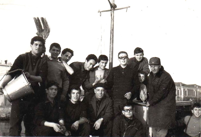 95-Lido degli Estensi anni '60 con il capitan Nino BONAZZA al centro,con Brunetti, Musacchio, Velluti, Marraffa, Cervia, Nino Bonazza, Magi, Rosatti, Dal Canto, Grotto, Bevilacqua ...jpg