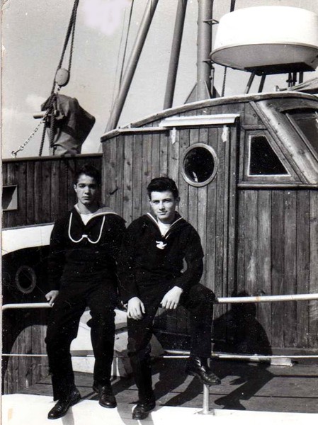 96-Lido degli Estensi anni '60- Allievi della scuola marinara sulla motolancia -Monteverde-, da sx Conti Emilio e Manetti Giacomo.jpg