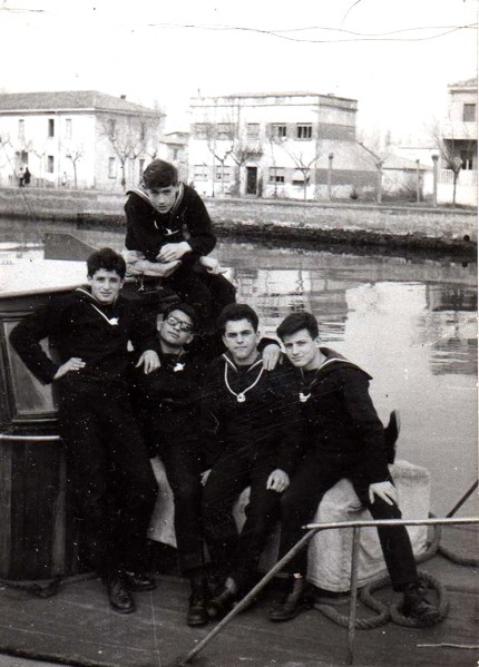 97-Lido degli Estensi anni '60 -In alto Folegatti Jules, da sx Edo Guerzoni,, Dal Canto Sauro, Germani, Manetti Giacomo sulla motolancia Monteverde..jpg