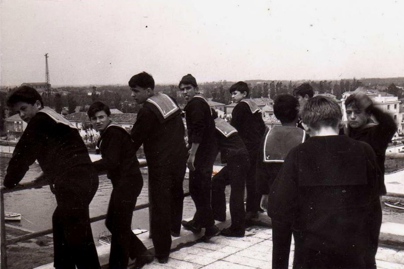 98b-Porto Garibaldi anni '60 - Allievi della scuola marinara di Lido degli Estensi sul ponte della Romea in vista del porto canale..jpg