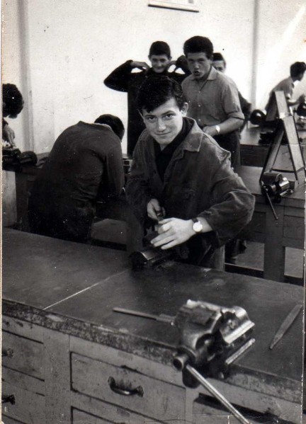 98c-Lido degli Estensi anni '60 - In officina, Manetti Giacomo all'opera con il prof. Campetella e De Solis.jpg