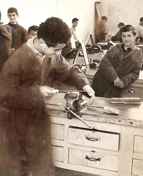 133-Lido degli Estensi anni '60 - Officina Guernelli Giovanni al lavoro e Forini Palmiro che controlla..jpg