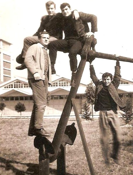 146a-Scuola marinara di Lido degli Estensi anni '60, in alto a destra Quero Fernando, in basso a sinistra Giunta Luigi di Pozzallo e Cuomo Giovanni..jpg