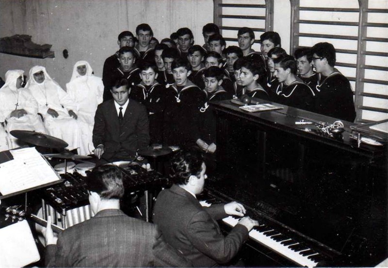 147a-Lido degli Estensi anni '60, con il maestro Giuseppe Cinti di Comacchio.jpg