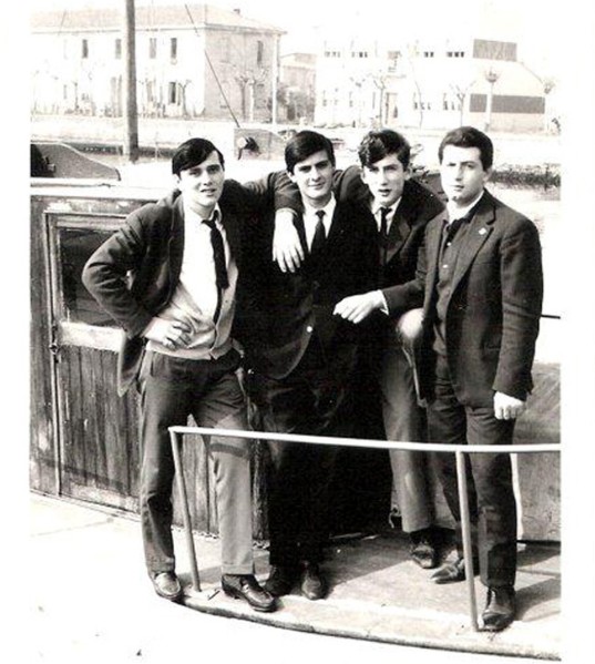 151-Lido degli Estensi anno 1965, da sx Roso Ugo, De Pellegrini Bruno, Volpe Ferdinando, Rizzo vito..jpg