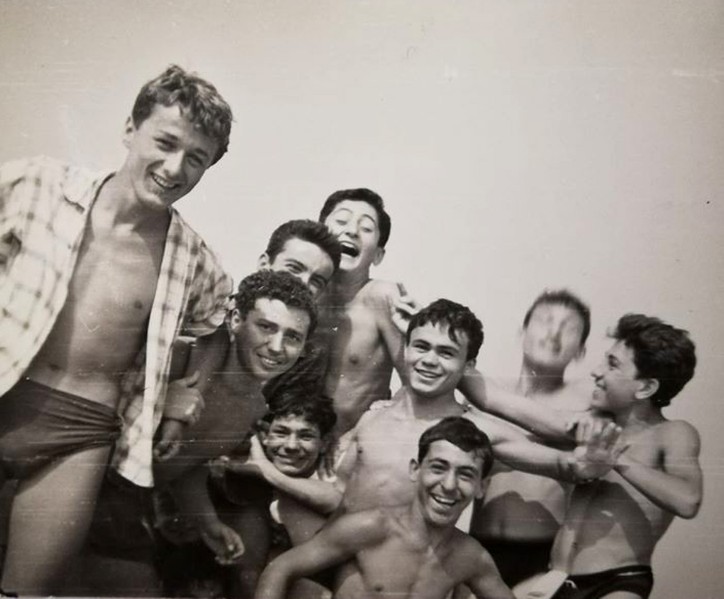 155a) Lido degli Estensi - 1956 con Carmine Quero i8n basso a destra..jpg