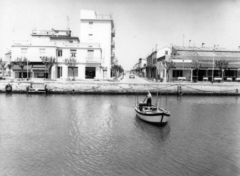 215-porto garibaldi- Renzo Alberi  traghettatore anni '60.jpg