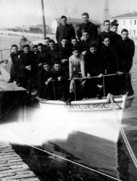 222b-Visita all'Enaoli, 5 marzo 1957 - sullo sfondo il molo di Porto Garibaldi. Seminario vescovile di Comacchio, presso Lido degli Estensi..jpg