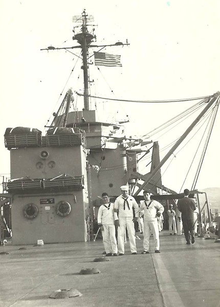 251b-Nave militare americana con Gianni Gislon (sn) e Pasquale Altamura (ds) porto di Ancona anni '50.jpg