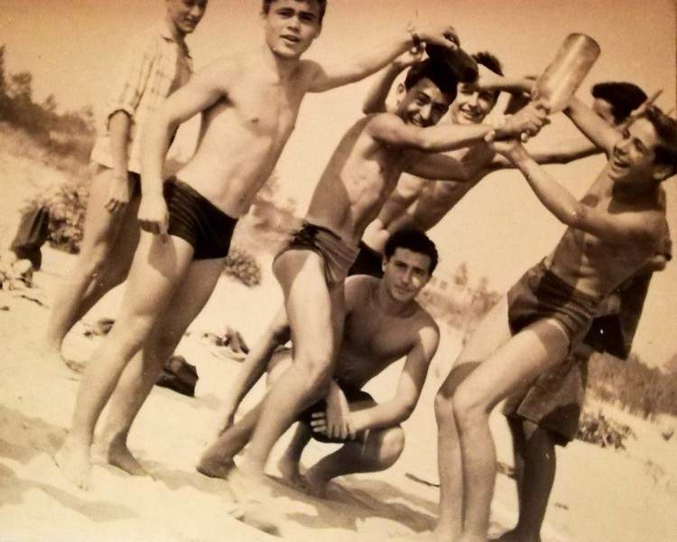 259c5-Carmine Quero con i compagni di scuola in spiaggia a Porto Garibaldi, anno 1956-57..jpg