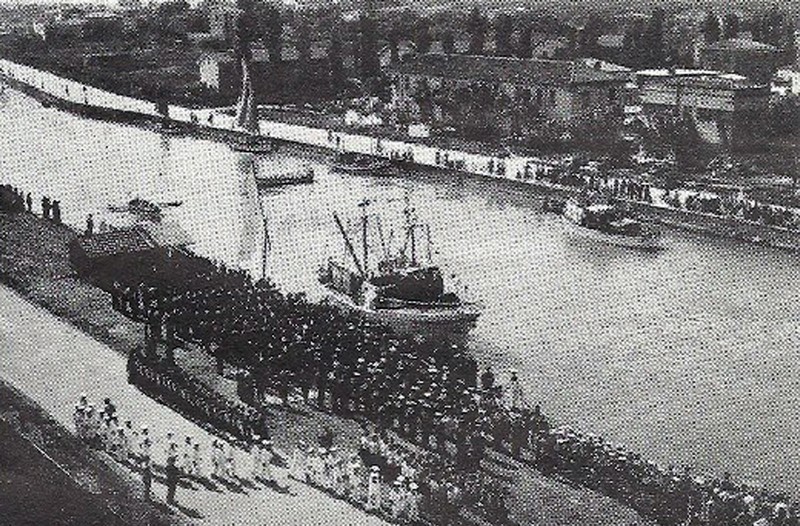 271b-Cerimonia della consegna del peschereccio M. G. Zaccagnini alla scuola anno1950.jpg