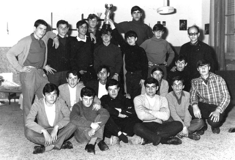 461c-De Angelis Antonio a Porto Garibaldi dal 1966 al 1968, con Alessandro Bussu, Giuliano Suergi, Angelo Contente, mani ai fianchi a sn educatore Antonio Girasole di Salerno..jpg