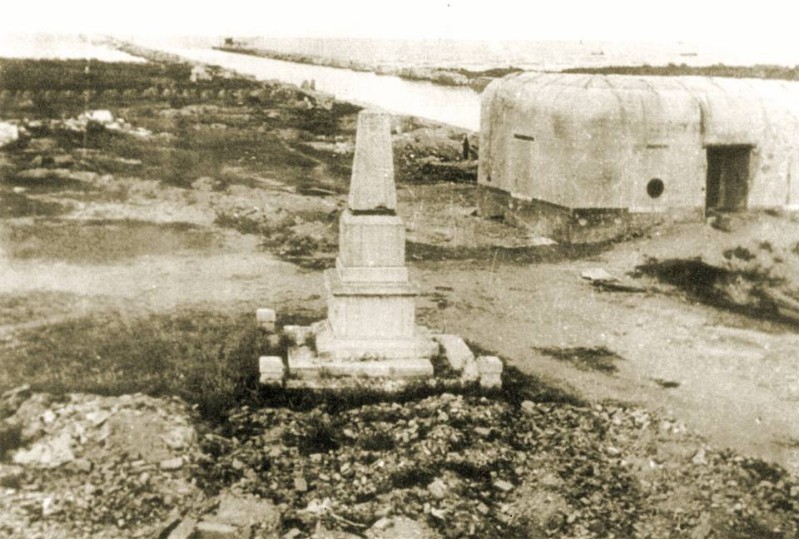 464-PORTO GARIBALDI 1945 fortificazione tedesca e in primo piano il cippo eretto in memoria dello sbarco a MAGNAVACCA di Giuseppe Garibaldi.jpg