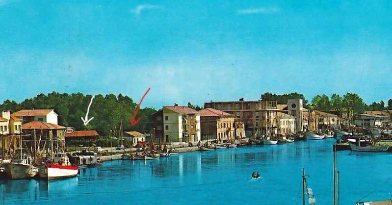 505e-Porto Garibaldi anni '60. La freccia bianca indica l'officina di Guido ad Marian storico fabbro di Magnavacca, papà di Iader, Checco e Bertino anche loro noti fabbri del paese..jpg