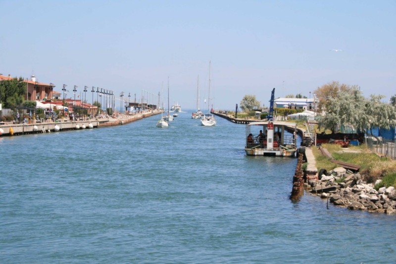 507f-Porto Garibaldi è una vivace stazione balneare, moderna e dotata di servizi all’avanguardia, che ha però saputo conservare nell’aspetto e nelle tradizioni l’originale e forte legame con il mare..jpg