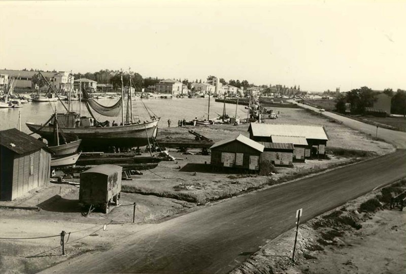 533- Anni '50 - lo squero- di Porto Garibaldi sulla banchina sud del porto canale..jpg