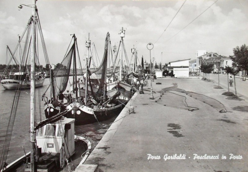 545-Porto Garibaldi ultimi Bragozzi a motore fine anni '50..jpg