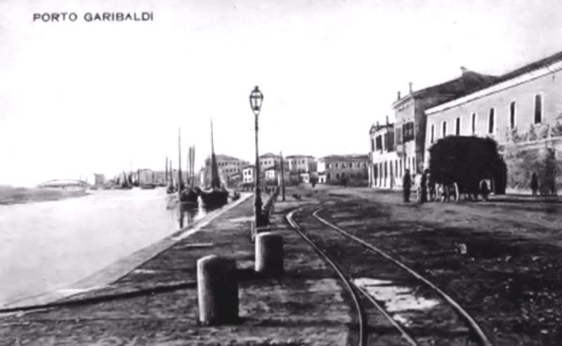 557-E' arrivato al Trinèn il cui binario approdava sul porto per carico e scarico delle merci, sullo sfondo il ponte Albani..jpg