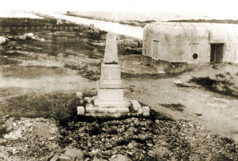 560-Porto Garibaldi anno 1945 fortificazione tedesca e in primo piano il cippo eretto in memoria dello sbarco a MAGNAVACCA di Giuseppe Garibaldi..jpg