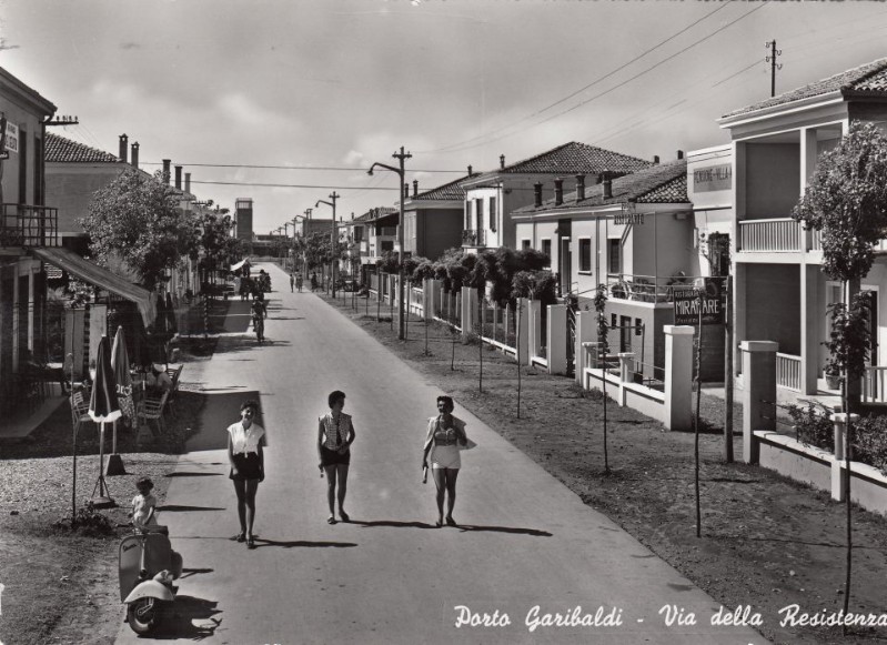 563-PORTO GARIBALDI La via dei Bar, Ristoranti, Alberghi e Pensioni, erano i FAVOLOSI anni '50.jpg