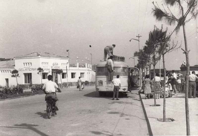 565- PORTO GARIBALDI Estate anni '50  l'arrivo dei villeggianti con la corriera, la fermata era di fronte al bar gelateria BELVEDERE, futuro Piccolo Bar.jpg