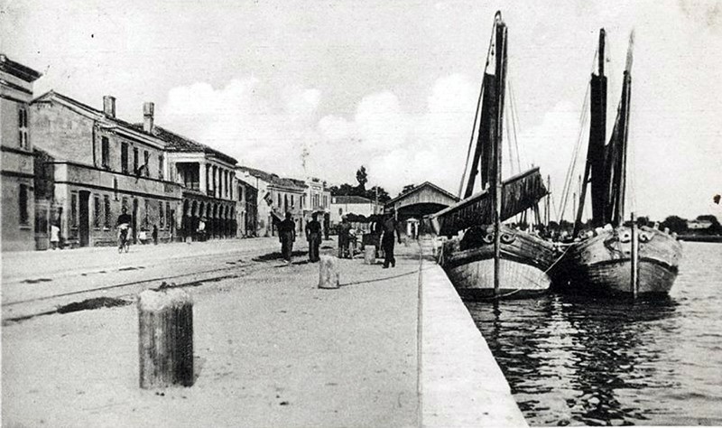 568-Porto Garibaldi anni'30, a sinistra il loggiato Mazzini e sullo sfondo il mercato del pesce..jpg