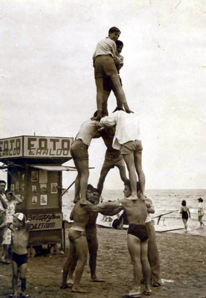 573-Porto Garibaldi, spiaggia anni'60, la piramide umana !!.jpg