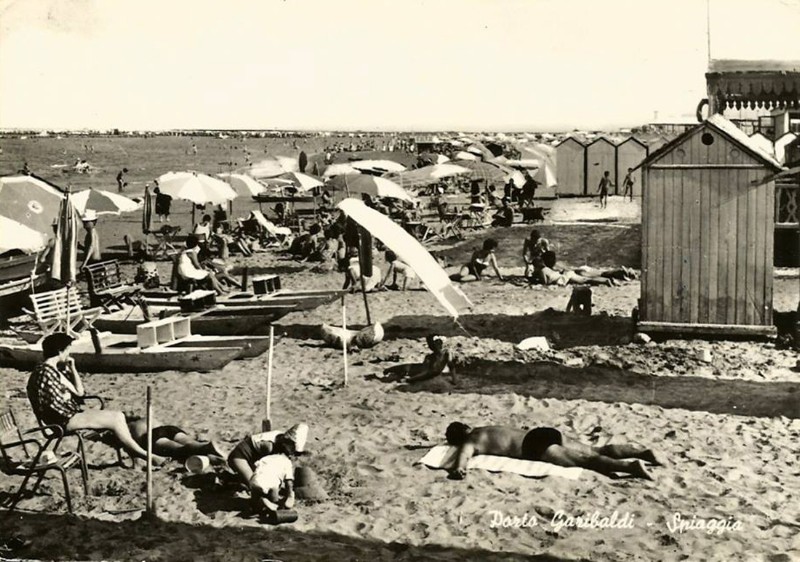 575-Estate 1956 la spiaggia di Porto Garibaldi.jpg